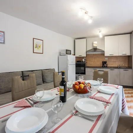 Semesterbostad House Katica *