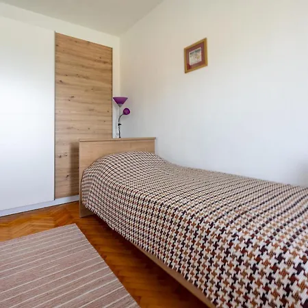 Semesterbostad House Katica